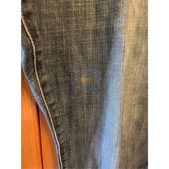 Levi's Floral Embroidered Classic Bootcut Jeans, size 31x32 Medium Wash (1179) - Picture 3 of 8